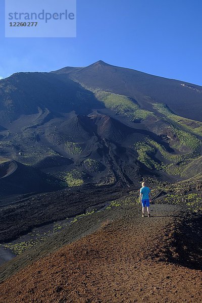 Wanderer am Krater Silvestri  Vulkanlandschaft  Vulkan Ätna  Provinz Catania  Silzilia  Italien  Europa