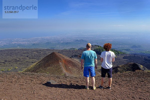 Blick  Wanderer auf dem Weg zum Krater Silvestri  Vulkan Ätna  Provinz Catania  Silzilia  Italien  Europa