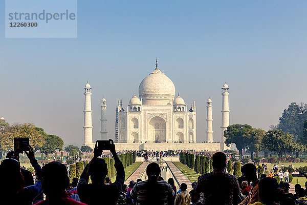 Taj Mahal  Touristen beim Fotografieren mit Handys  Agra  Uttar Pradesh  Indien  Asien