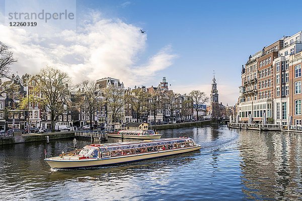 Touristisches Boot auf Kanal  hinterer Mint-Turm  Amsterdam  Niederlande