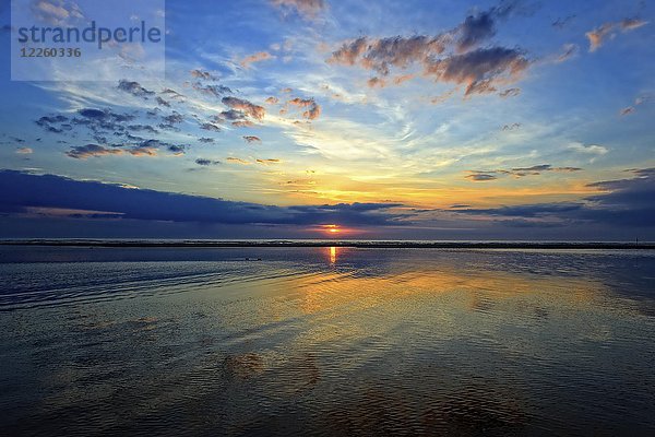 Dramatischer Sonnenuntergang am Strand  Langeoog  Ostfriesische Inseln  Deutschland  Europa