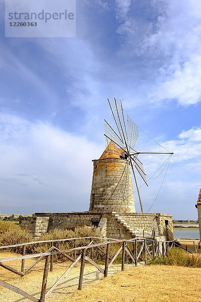 Windmühle Mulino Maria Stella vor einer Saline  Via del Sale  Salzstraße  Provinz Trapani  Sizilien  Italien  Europa