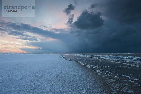 Aufziehendes Unwetter  verschneiter Strand  Langeoog  Nordsee  Ostfriesland  Niedersachsen  Deutschland  Europa
