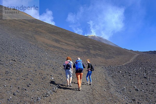 Wanderer klettern durch Vulkanlandschaft  Vulkan Ätna  Provinz Catania  Silzilia  Italien  Europa