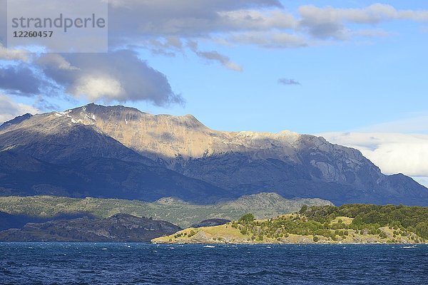Wolken und Sonnenlicht über dem Lago General Carrera  Puerto Río Tranquilo  Región de Aysén  Chile  Südamerika