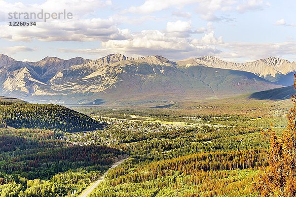 Blick auf Jasper mit Bergen im Herbst  Jasper National Park  Alberta  Kanada  Nordamerika