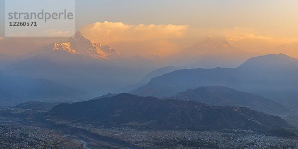 Blick am frühen Morgen auf den heiligen Gipfel des Machhapuchhare  Pokhara  Nepal  Asien
