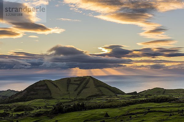 Grüne Hügellandschaft bei Sonnenaufgang mit Wolken  Insel Pico  Azoren  Portugal  Europa