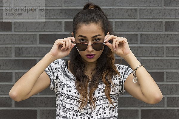 Porträt einer jungen Frau mit Sonnenbrille