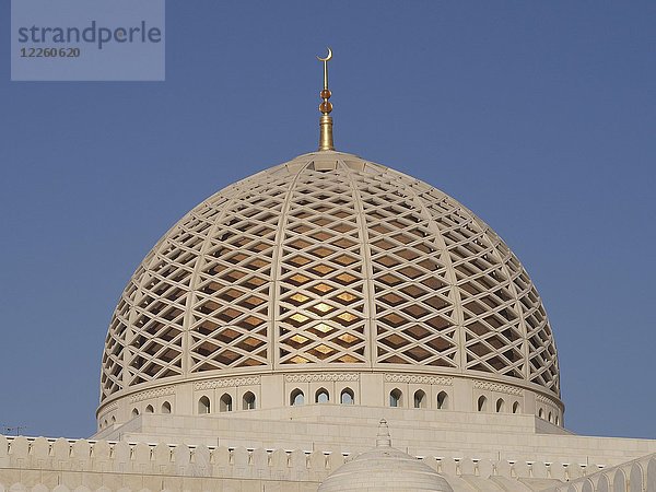 Kuppel mit goldener Mondsichel  Große Sultan-Qaboos-Moschee  Muscat  Oman  Asien