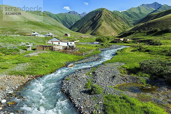 Siedlung am Bergfluss Naryn  Naryn-Schlucht  Region Naryn  Kirgisistan  Asien