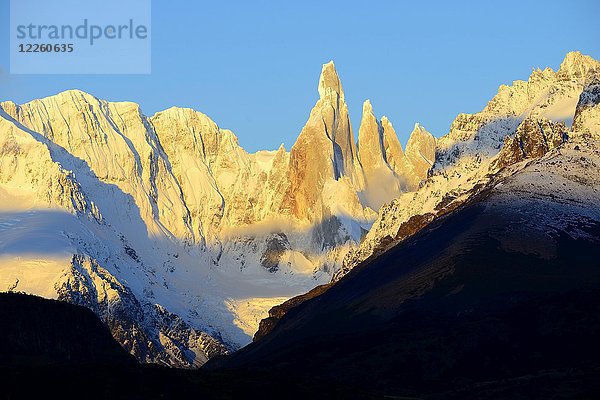 Cerro Torre mit Schnee bei Sonnenaufgang  Los Glaciares National Park  El Chaltén  Provinz Santa Cruz  Argentinien  Südamerika