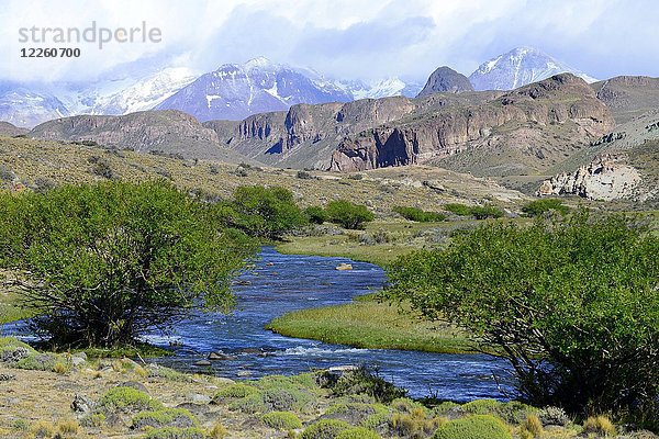 Fluss mit Bergpanorama in der Meseta del Lago Buenos Aires  Paso Rodolfo Roballos  Provinz Santa Cruz  Argentinien  Südamerika
