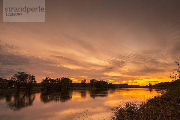 Abendstimmung an der Elbe bei Radebeul  Sachsen  Deutschland  Europa