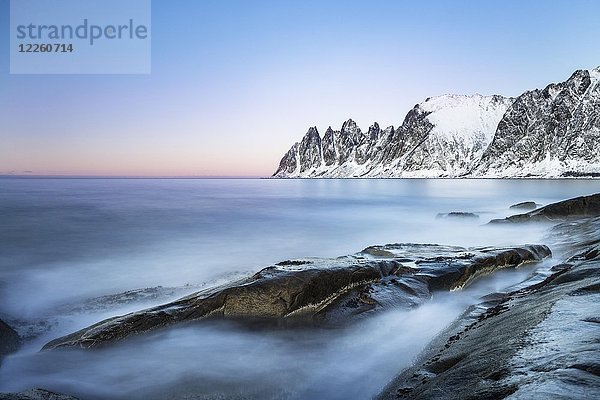Berggipfel am Tungeneset  Teufelszahn  Okshornan-Gebirge  Insel Senja  Troms  Norwegen  Europa