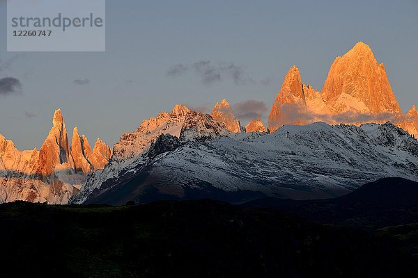 Schneebedeckte Bergkette des Fitz Roy und Cerro Torre bei Sonnenaufgang  Nationalpark Los Glaciares  El Chaltén  Provinz Santa Cruz  Argentinien  Südamerika