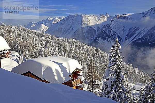 Winterlandschaft mit schneebedecktem Chalet  Bettmeralp  Aletschgebiet  Oberwallis  Wallis  Schweiz  Europa