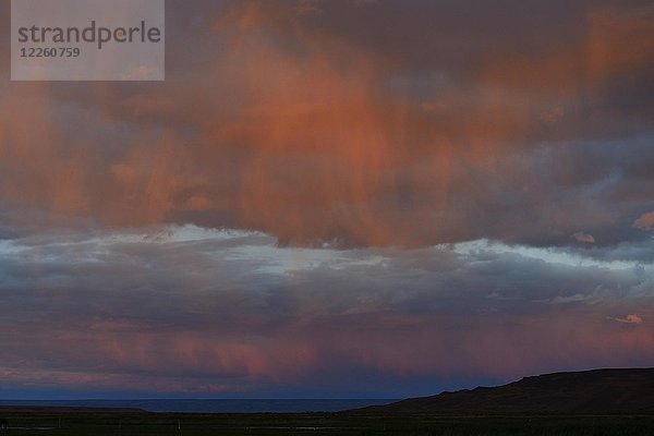 Regenwolken mit Nachglühen bei Sonnenuntergang  Perito Moreno  Provinz Santa Cruz  Patagonien  Argentinien  Südamerika