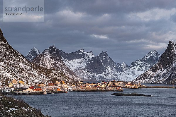 Blick auf das von schroffen Bergen umgebene Fischerdorf Reine  Reine  Lofoten  Norwegen  Europa