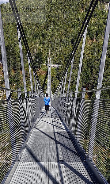 Kind auf Hängebrücke Highline 179  bei Reutte  Tirol  Österreich  Europa