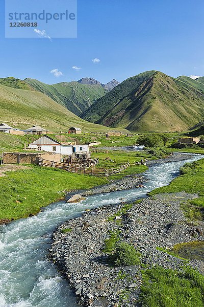 Siedlung am Bergfluss Naryn  Naryn-Schlucht  Region Naryn  Kirgisistan  Asien