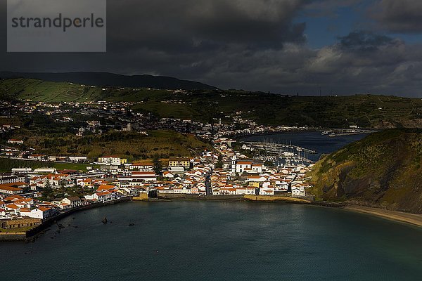 Hafen von Horta mit Atlantikbucht unter dunklen Wolken  Horta  Insel Faial  Azoren  Portugal  Europa
