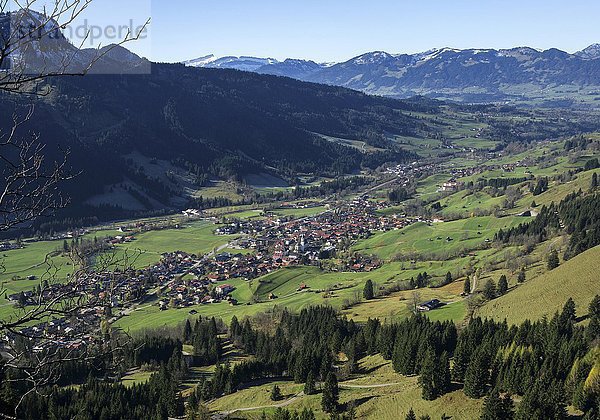 Blick auf Bad Hindelang im Ostrachtal  links das Imberger Horn  Allgäu  Bayern  Deutschland  Europa