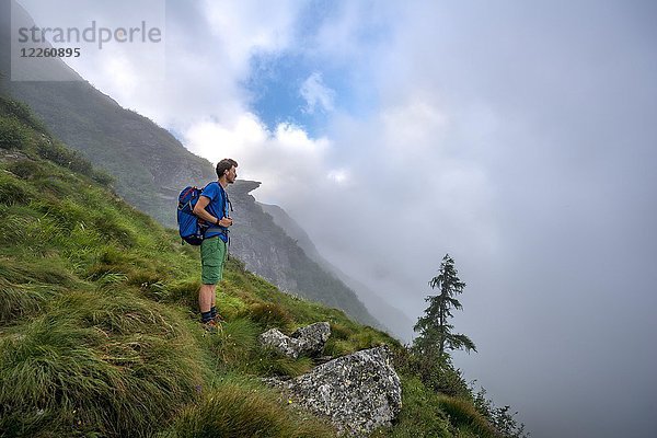 Wanderer beim Aufstieg auf den Greifenberg mit Nebelschwaden  Schladminger Höhenweg  Schladminger Tauern  Schladming  Steiermark  Österreich  Europa