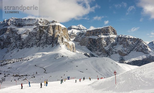 Sellaronda Skigebiet vor dem Sellamassiv  Wolkenstein  Dolomiten  Südtirol  Südtirol  Italien  Europa