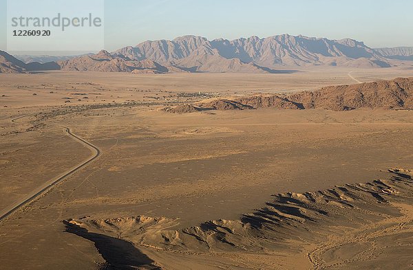 Trockene Ebenen und isolierte Bergkämme  Namib-Wüste  hinter der Siedlung Sesriem  Luftaufnahme  Namib-Naukluft-Nationalpark  Namibia  Afrika