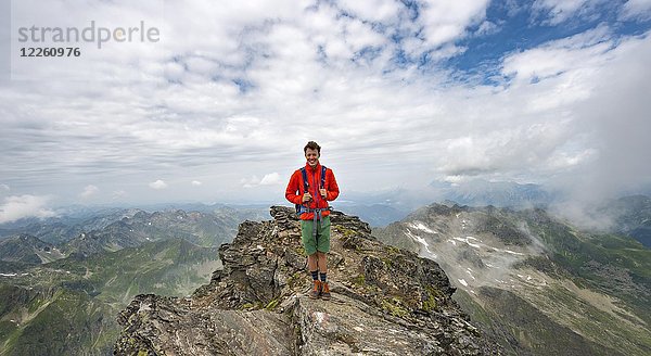 Wanderer auf dem Gipfel des Hochgolling bei aufsteigendem Nebel  Schladminger Höhenweg  Schladminger Tauern  Schladming  Steiermark  Österreich  Europa