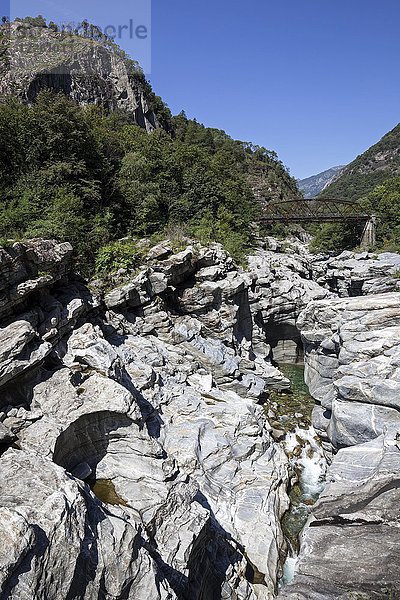 Granitfelsen im Fluss Maggia im Maggiatal  Valle Maggia  Ponte Brolla  Kanton Tessin  Schweiz  Europa