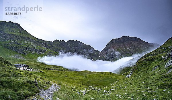 Landawirsee-Hütte mit aufsteigenden Nebelwolken  Hochgolling mit Gollingscharte und Zwerenberg  Schladminger Höhenweg  Schladminger Tauern  Schladming  Steiermark  Österreich  Europa