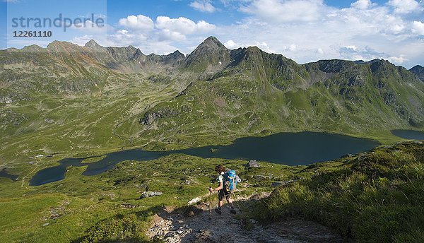 Wanderer auf dem Weg zur Ignaz-Mattis-Hütte  Blick ins Tal zu den Giglachseen und Ignaz-Mattis-Hütte  Schladminger Höhenweg  Schladminger Tauern  Schladming  Steiermark  Österreich  Europa