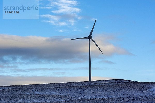 Silhouette  Windkraftanlage im Winter  Puy de Dome  Auvergne  Frankreich  Europa