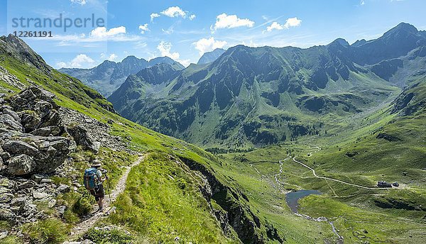 Wanderer auf dem Schladminger Höhenweg beim Abstieg zur Keinprechthütte Schladminger Tauern  Schladming  Steiermark  Österreich  Europa