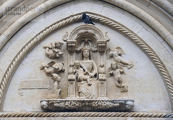 Relief von Maria mit dem Kind  Cattedrale St. Maria Assunta Ostuni  Italien  Europa