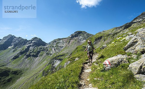 Wanderer beim Abstieg von der Vetternscharte zur Keinprechthütte  Schladminger Höhenweg  Schladminger Tauern  Schladming  Steiermark  Österreich  Europa