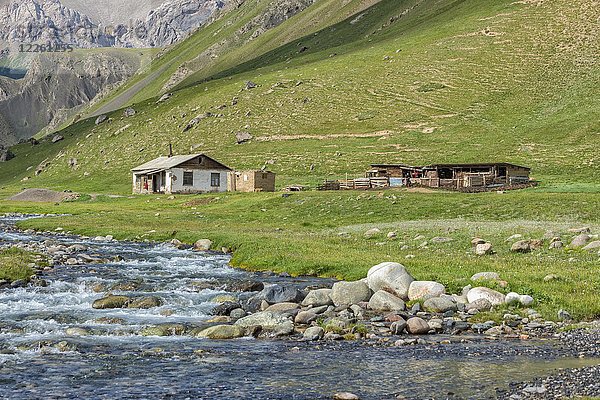 Kleine Siedlung an einem Gebirgsfluss  Sary Jaz-Tal  Region Issyk Kul  Kirgisistan  Asien