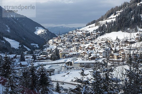 Heilige Christina  Städtchen im Winter  Wolkenstein  Südtirol  Alto Adige  Italien  Europa