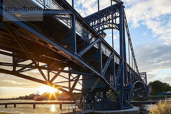 Kaiser-Wilhelm-Brücke bei Sonnenuntergang  Wilhelmshaven  Niedersachsen  Deutschland  Europa