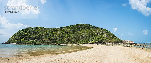 Blick vom Mae Haad Beach auf die idyllische Bucht mit weißem Sandstrand der Insel Ko Ma  Ko Phangan  Golf von Thailand  Thailand  Asien