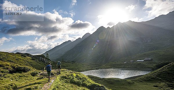 Wanderer am Unteren Giglachsee bei Morgensonne  Schladminger Höhenweg  Schladminger Tauern  Schladming  Steiermark  Österreich  Europa