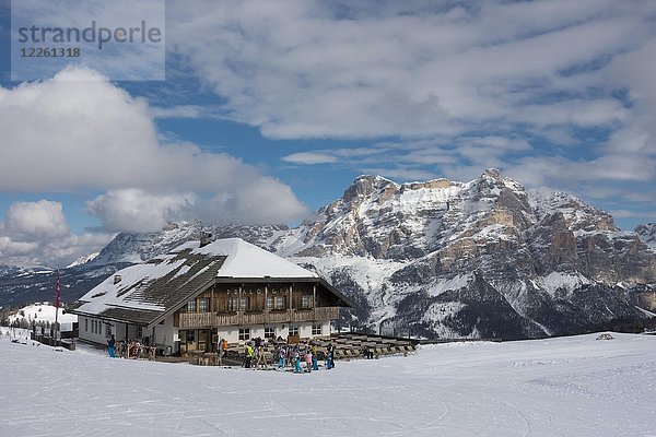 Berggasthof Pralongià im Schnee  Skigebiet Alta Badia  Dolomiti Superski  im hinteren Sellamassiv  Corvara  Dolomiten  Südtirol  Südtirol  Italien  Europa