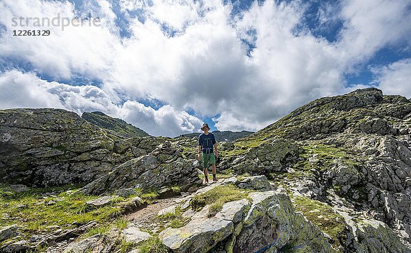 Wanderer auf dem Schladminger Höhenweg  Klafferkessel  Schladminger Tauern  Schladming  Steiermark  Österreich  Europa