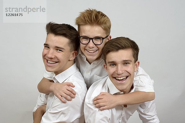 Drei junge Männer  lachend