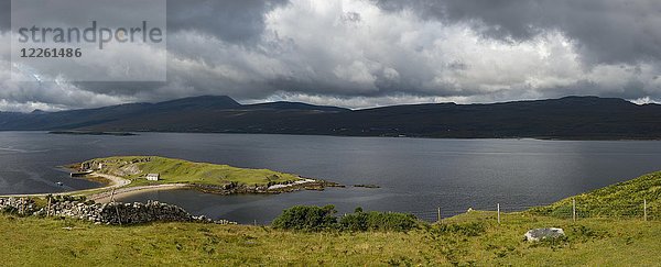 Halbinsel Ard Neakie mit dunklen Wolken  Loch Eriboll  bei Polla  Sutherland  Highlands  Schottland  Großbritannien
