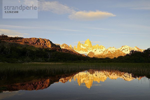 Bergkette mit Cerro Fitz Roy bei Sonnenaufgang  gespiegelt im Lago de Los Tres  Nationalpark Los Glaciares  El Chaltén  Provinz Santa Cruz  Patagonien  Argentinien  Südamerika