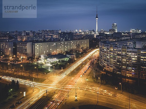 Spuren des Lichts  Beleuchtete Kreuzung  Berliner Fernsehturm und Platz der Vereinten Nationen am Abend  Berlin  Deutschland  Europa