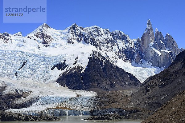 Laguna Torre mit Cerro Torre und Cerro Adela mit Gletscher  Los Glaciares National Park  El Chaltén  Provinz Santa Cruz  Argentinien  Südamerika